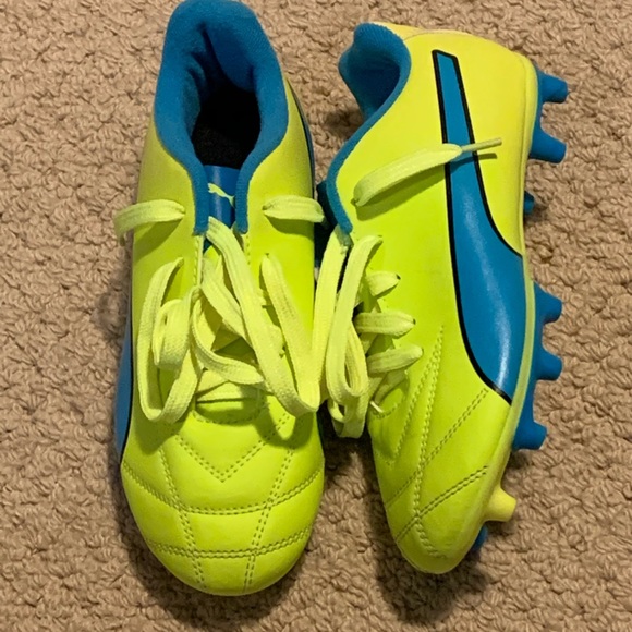 Boys BNWOT Puma Soccer Shoes - Picture 2 of 4